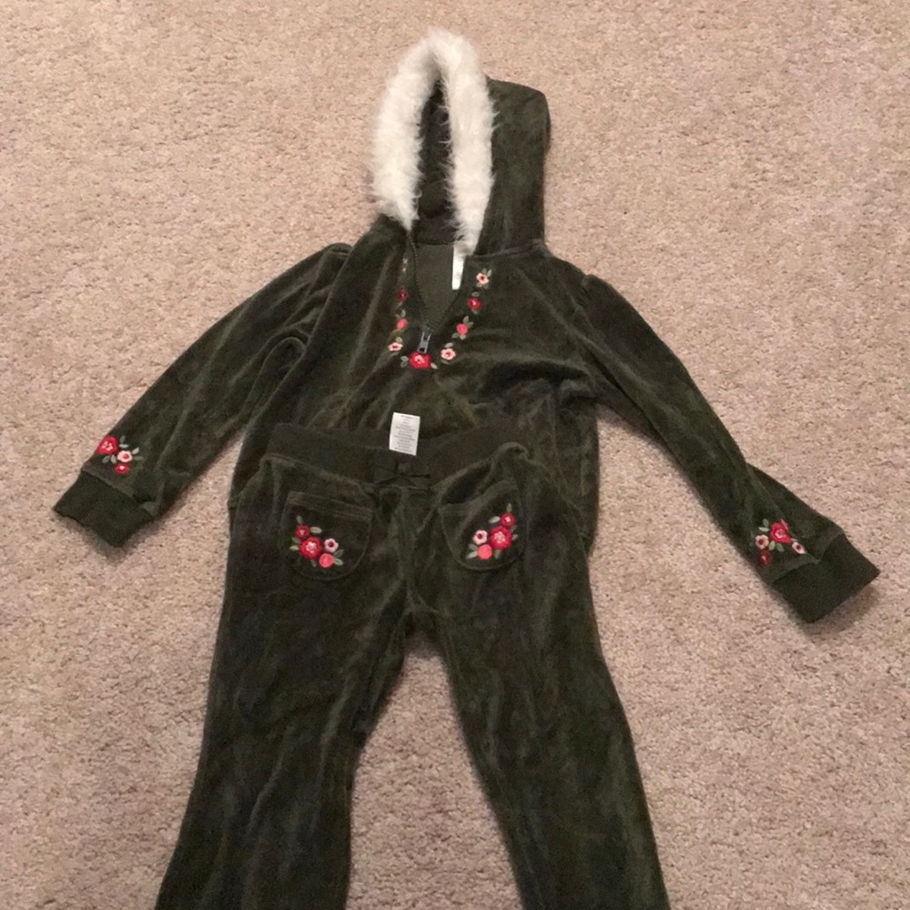 Embroidered velour sweat suit